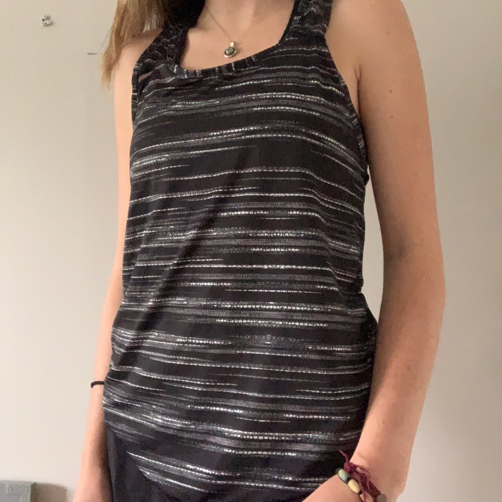 Dotted line workout tank w/ detailing on the back